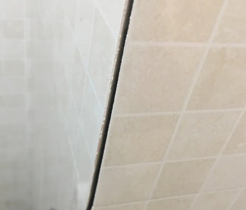 安丘瓷砖空鼓维修公司分享阳台瓷砖脱落的修复过程可以分为以下几个步骤